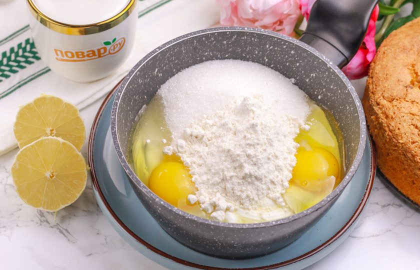 1. Этап. Лимонный бисквит: Всыпьте пшеничную муку высшего сорта или замените ее кукурузным крахмалом.