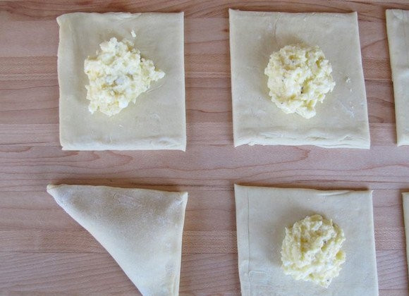 1. Этап. Слойки из бездрожжевого теста с сыром: 4. И аккуратно сверните треугольником.