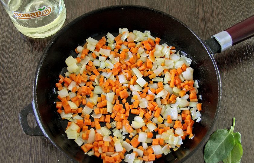 1. Этап. Летний суп с яйцом: Обжарьте на сковороде до мягкости и добавьте в кастрюлю.