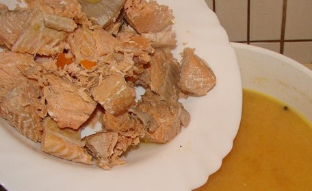 1. Этап. Уха со сливками: 12. Выложите рыбку обратно в кастрюлю.