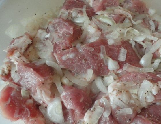 1. Этап. Настоящий шашлык из баранины: Посолите его, добавьте перец по вкусу и лук. Хорошо перемешайте.