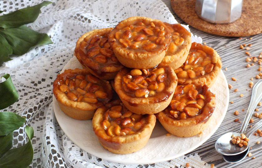 1. Этап. Тарталетки с орехами и карамелью: Охлажденные тарталетки с орехами и карамелью подавайте к столу. Приятного аппетита!