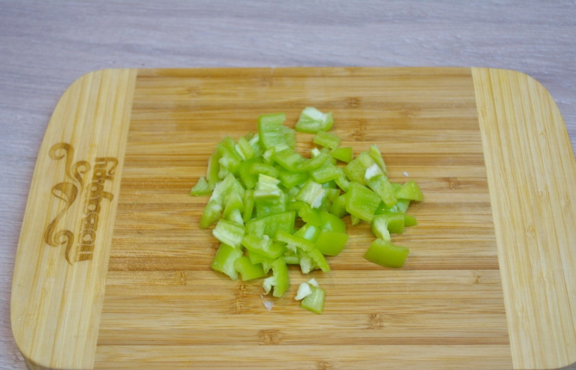 1. Этап. Лодочки из баклажанов с овощами: 3. Болгарский перец очистите и нарежьте меленько. Лучше резать действительно мелко, чтобы болгарский перец успел проготовится в духовке.