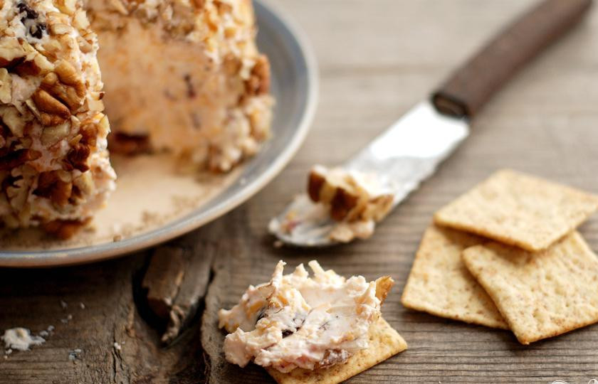 1. Этап. Сырный шарик: 5. Подавать сыр с вашими любимыми крекерами.