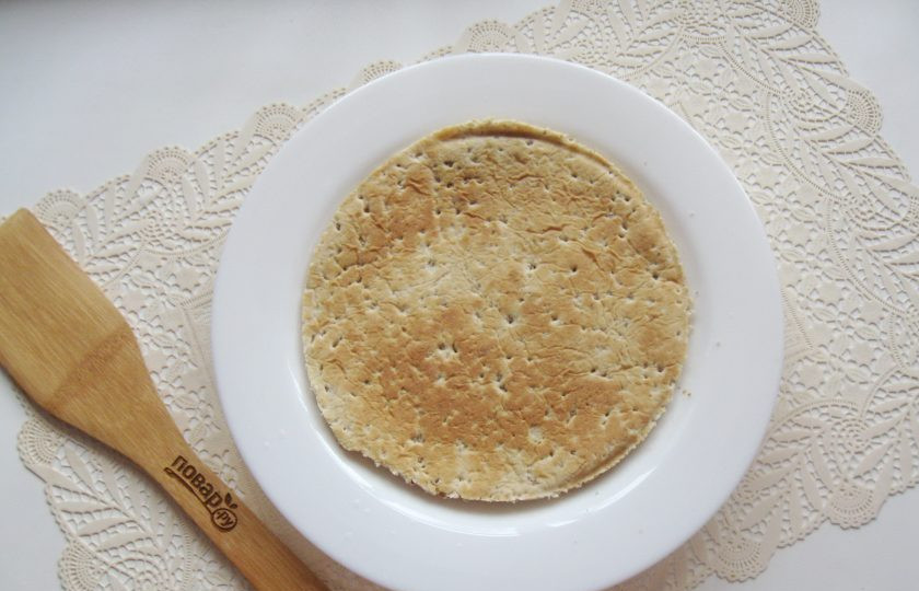 1. Этап. Сметанный торт с грецкими орехами: Пеките корж с каждой стороны до золотистого цвета. Готовый корж обрежьте с помощью тарелки или кольца от формы для выпечки.