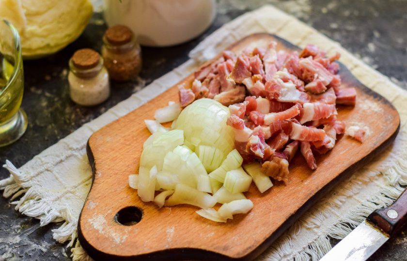 1. Этап. Казацкий борщ: Лук очистите и нарежьте кубиками, также нарежьте небольшими кусочками два вида грудинки — обычную и копченую.