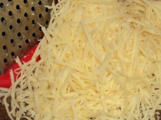 1. Этап. Горячие бутерброды со шпротами и сыром: Сыр натираем на мелкой терке.