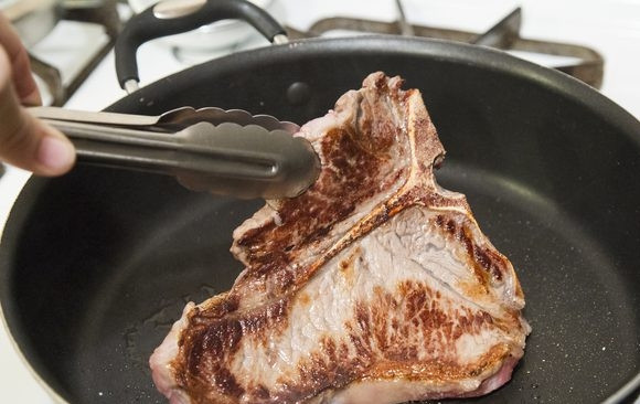 1. Этап. Стейк Тибон: На хорошо разогретую сковороду отправьте стейк и жарьте его на одной стороне в течении 7 минут, потом переверните на другую сторону и жарьте еще 4 минуты.