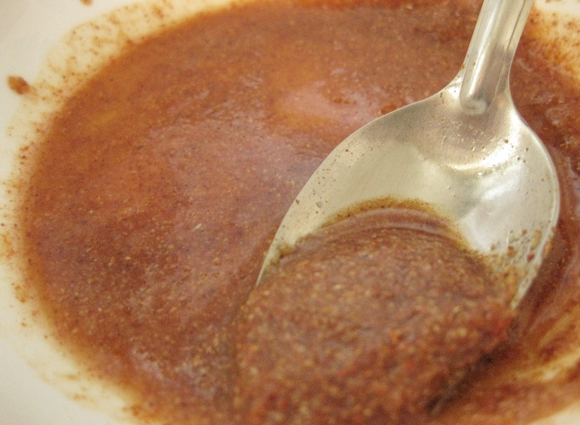 1. Этап. Карамельная курочка с овощами, лепешками и десертом: САЛАТ Сделать заправку для салата. В микроволновку на 1,5 минуты поставить масло. В мисочке смешать 1 ч.л. соли, 0,5 ч.л. сахара, 1 ч.л. сушеного чеснока и 1 ч.л. красного перца. В специи влить 0,5 ст.л. воды и 1 ч.л. уксуса, смешать с разогретым растительным маслом. Переложить капусту, морковь, зелень и тыквенные семечки в салатницу, заправить и тщательно перемешать.