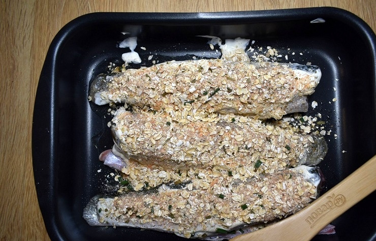 1. Этап. Запеченная рыба под хрустящей корочкой: Посыпьте смесью для панировки. Поставьте запекаться в разогретую духовку на 30-40 минут. Корочка должна стать румяной.