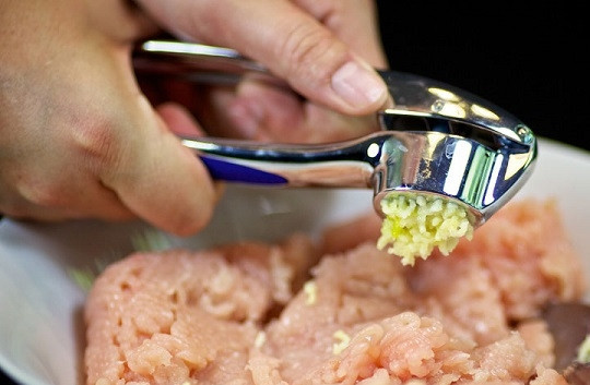 1. Этап. Пирожок с мясом: 1. Для начала займемся мясной начинкой. Пропустите через мясорубку мясо (лучше всего использовать курицу или индейку). Добавьте чеснок.