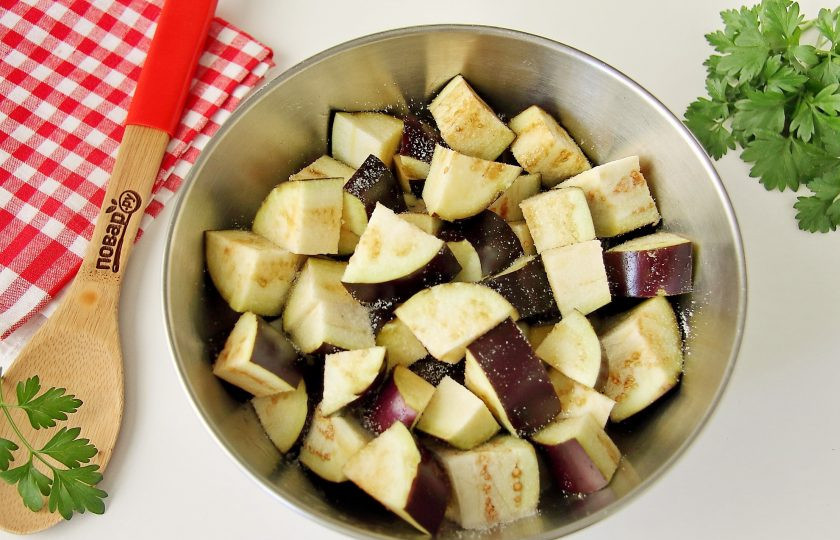 1. Этап. Салат Бакат: Баклажаны вымойте, обсушите и нарежьте крупными кубиками. Добавьте 0,5 ст.л. соли, перемешайте и оставьте на 20 минут.