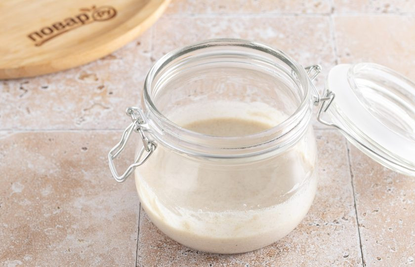 1. Этап. Закваска из ржаной муки для кваса: Размешайте воду с мукой до однородной консистенции.