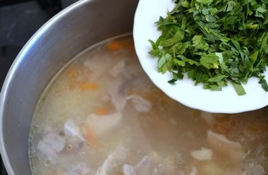 1. Этап. Суп с рисом и картошкой: Добавляем петрушку и выключаем плиту.