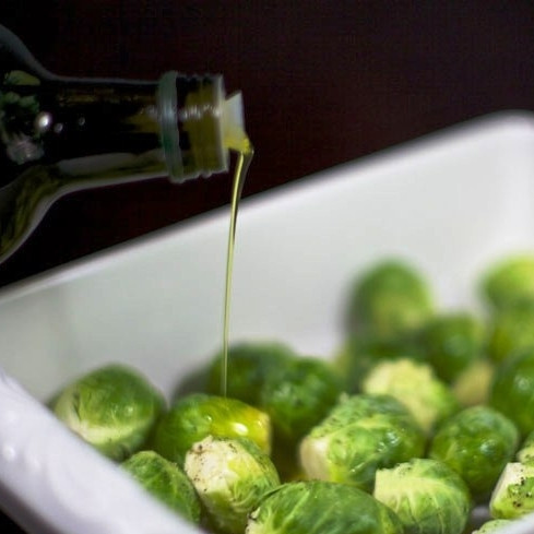 1. Этап. Гарнир из брюссельской капусты: Если любите привкус оливкового масла, добавьте еще немного. Перемешиваем, чтобы чеснок и масло равномерно распределились.