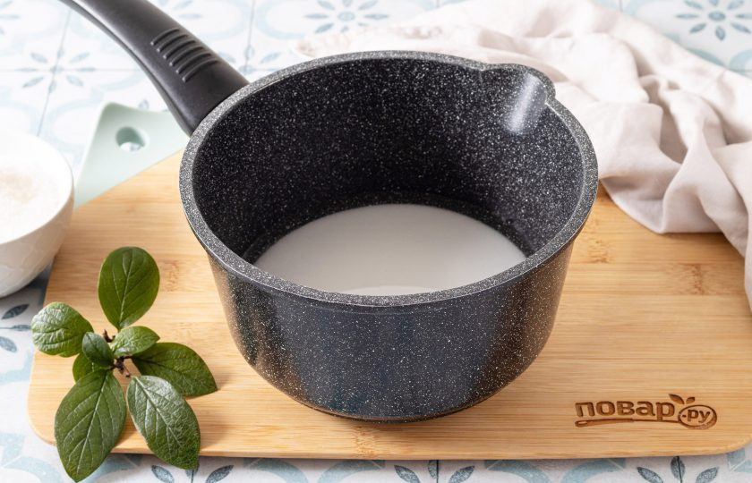 1. Этап. Тыква в сиропе: В сотейник с толстым дном влейте воду, добавьте сахар и доведите до кипения.