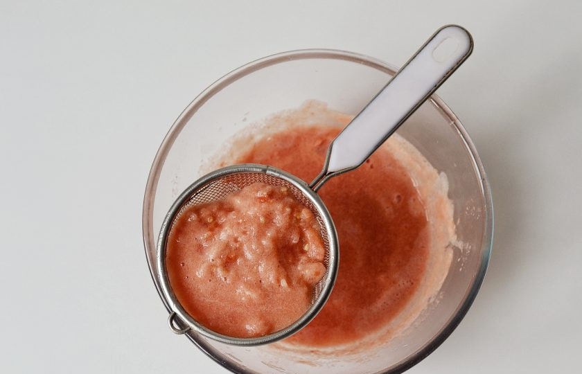 1. Этап. Домашний томатный сок на зиму: Оставшийся жмых протрите через мелкое сито. В нем тоже остается много жидкости.