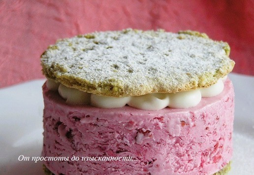 1. Этап. Фисташковое пирожное с брусничным семифреддо: Накройте вторым бисквитом. Посыпьте сахарной пудрой.