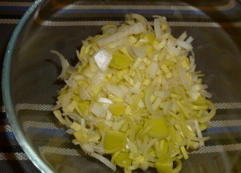 1. Этап. Простой салат с ветчиной: Белую часть лука-порея нарезаем тонкой соломкой.