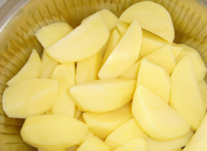 1. Этап. Картошка с грибами в мультиварке: Картофель моем, чистим, режем на небольшие куски.