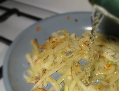 1. Этап. Чахохбили из курицы в духовке: На отдельной сковороде обжариваем нарезанный кольцами лук до золотистой корочки. Вместо масла подойдет жир от курицы.