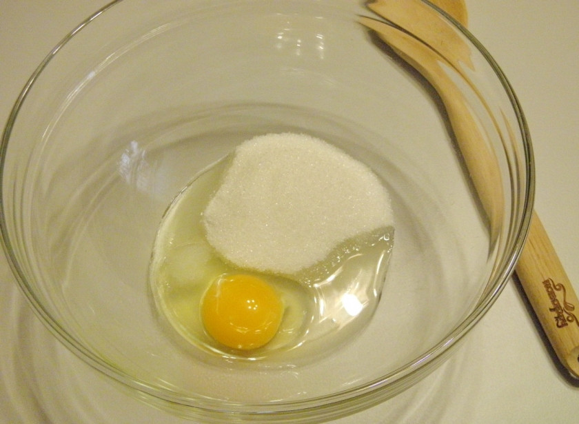 1. Этап. Пышки на кефире, жаренные на сковороде: Венчиком смешайте сырое яйцо с сахаром, ванилином и щепоткой соли.