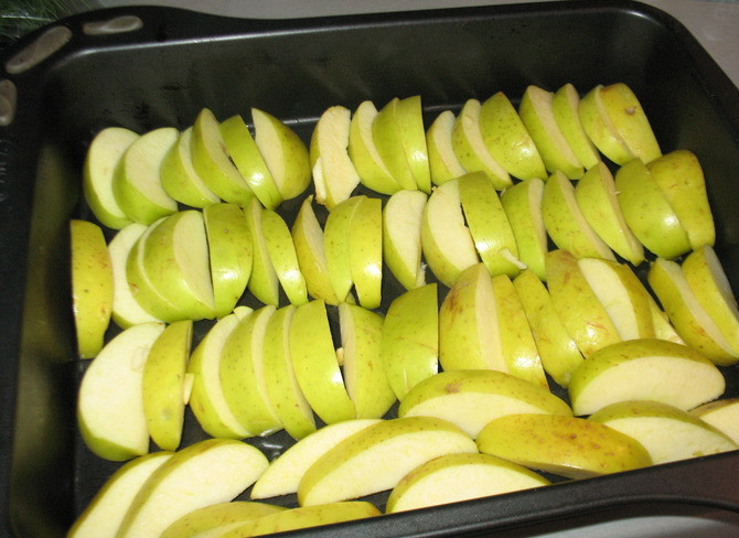 1. Этап. Шарлотка с клубникой и яблоками: Яблоки порезать дольками и уложить на смазанный противень.