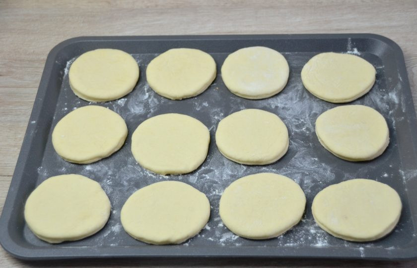 1. Этап. Марроканские лепешки Батбуты: Выложите заготовки на поверхность, слегка присыпанную мукой. Накройте салфеткой или пищевой пленкой. Дайте расстойку 30 минут.