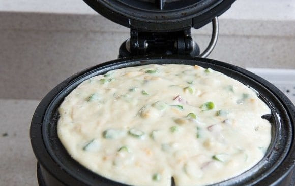 1. Этап. Вафли с беконом и сыром: 6. Замешайте тесто, а далее влейте его порциями в вафельницу.