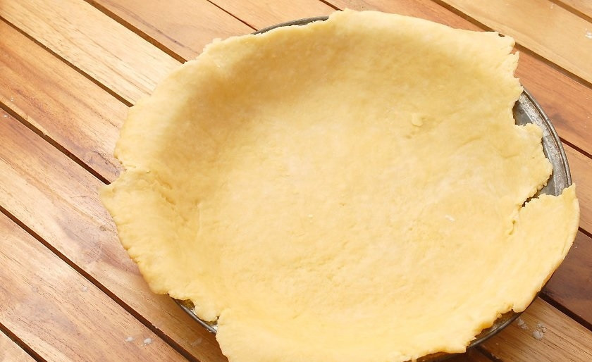 1. Этап. Простой рецепт яблочного пирога: 5. Прижмите тесто по форме, обрежьте свисающие края.