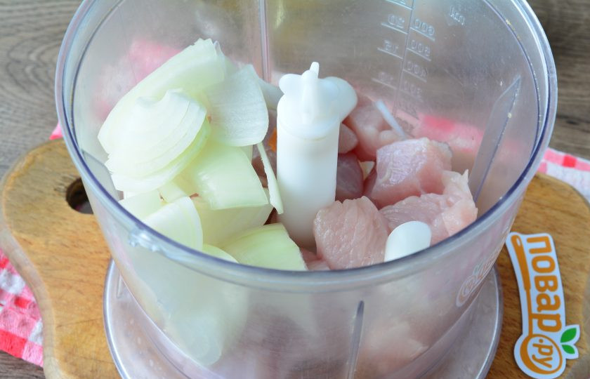 1. Этап. Котлеты из индейки с кукурузой: В чашу блендера или в мясорубку выложите филе индейки и лук.