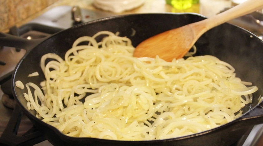 1. Этап. Мармелад из лука: Налейте на сковороду оливковое масло и выложите весь лук. Жарить лук, постоянно помешивая, нужно 30-40 минут.