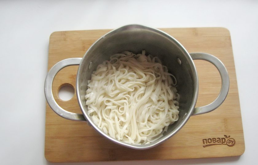 1. Этап. Удон в сливочном соусе: Лапшу удон варите в подсоленной воде 4-5 минут. После воду слейте.