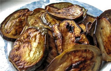 1. Этап. Баклажаны по-мароккански: Баклажаны промываем и нарезаем пластинками шириной в 1 см, посыпаем их солью и обжариваем на сковороде с добавлением масла до золотистого цвета.