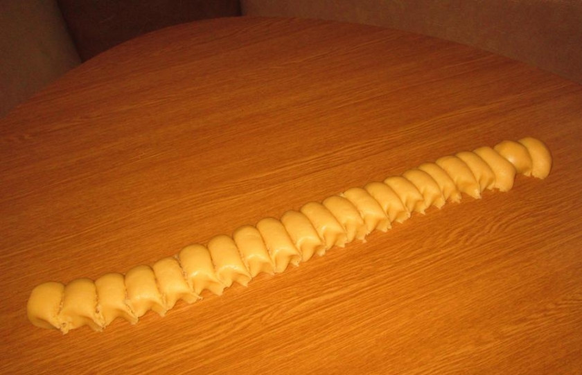 1. Этап. Печенье Персики: 5. Раскатываем длинную полосу из теста и нарезаем на равнозначное количество частей.