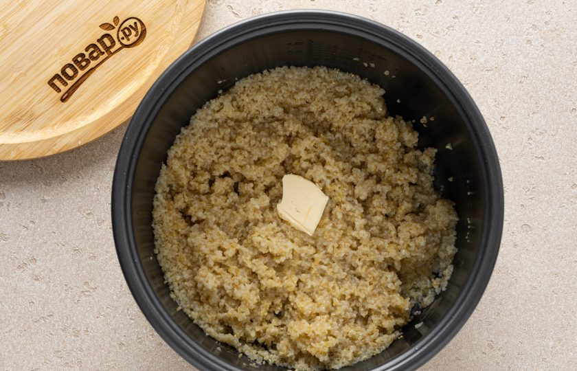 1. Этап. Пшеничная каша на воде в мультиварке: Когда крупа полностью впитает в себя воду и станет мягкой, добавьте сливочное масло и все перемешайте.
