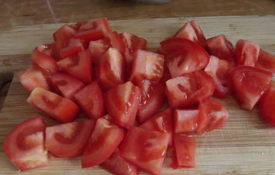 1. Этап. Курица, фаршированная овощами, в духовке: 3. Можно обжарить с овощами и помидоры. Некоторые кладут их сырыми - по вашему усмотрению. В любом виде они будут сочетаться идеально.