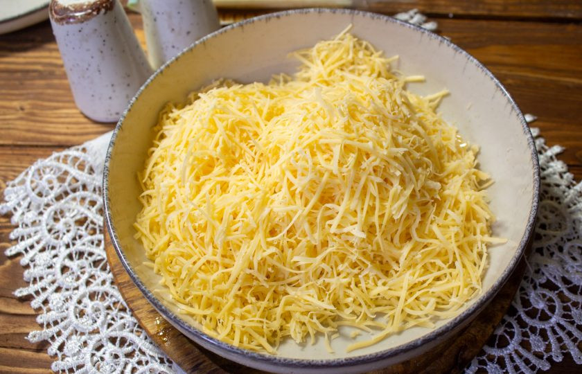 1. Этап. Салат Кусочек сыра: Сыр натрите на терке.