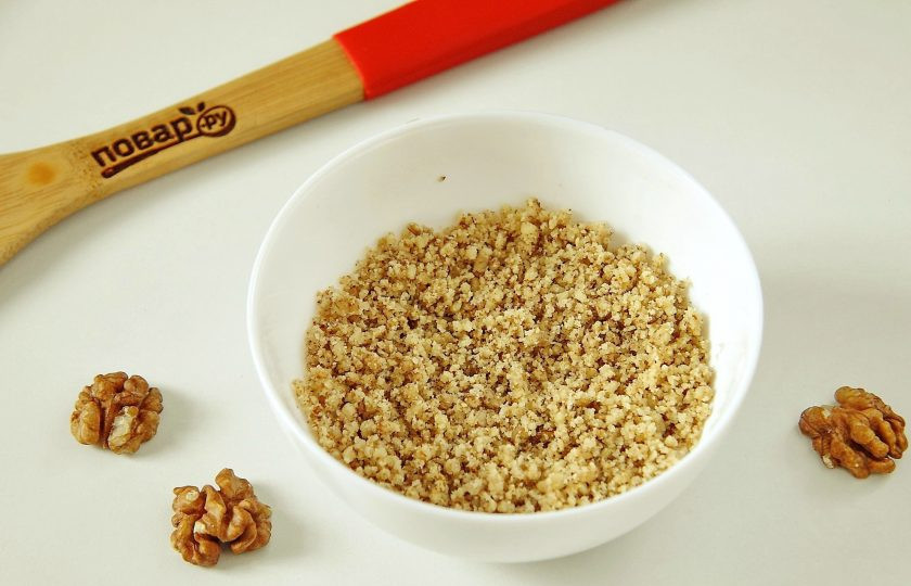 1. Этап. Шоколадно-ореховые кексы: Грецкие орехи измельчите любым удобным способом до состояния мелкой крошки.