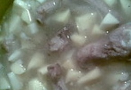 1. Этап. Картофель тушеный с ребрышками: Перемешиваем картошку с ребрышками, добавляем немного воды и ставим на плиту.