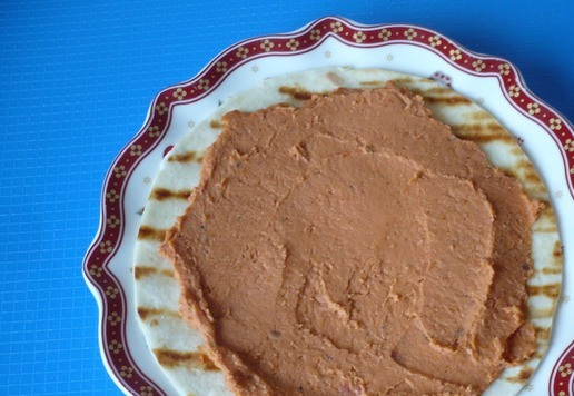 1. Этап. Закуска с тунцом на лепешке: Переложите лепешки обжаренной стороной вверх на сервировочные тарелки. Выложите на каждую лепешку немного паштета из фасоли.