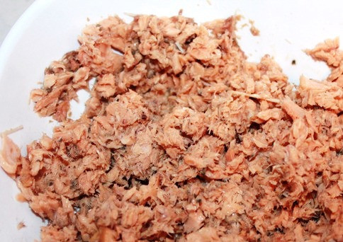 1. Этап. Салат в шариках с рисом и консервой: Отварите все овощи и яйца. Консервы разомните вилкой, картофель натрите на терке.