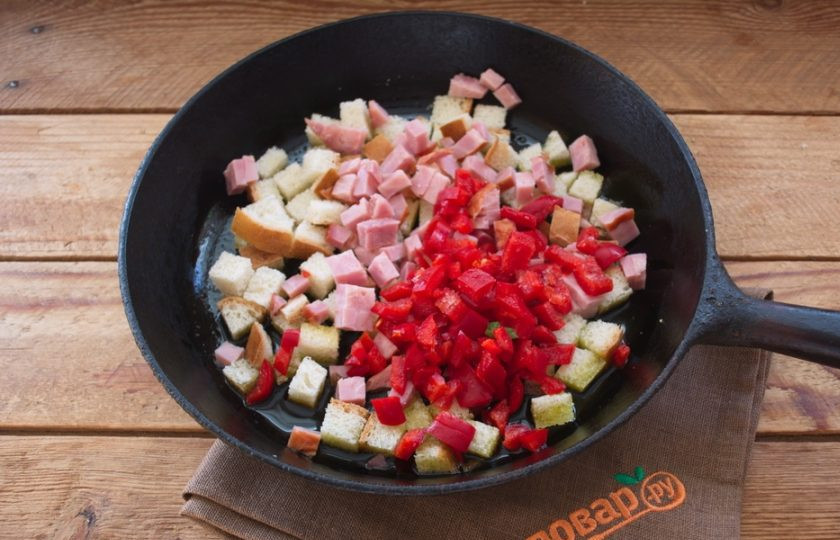 1. Этап. Чудесная закуска из жареного хлеба и яйца: Добавьте нарезанный болгарский перец или томаты.