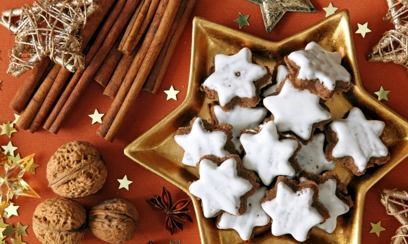 1. Этап. Печенье Пряные звезды: Не выключая духовку, достаньте печенье, смажьте его белком. Отправьте выпечку ещё на 7-10 минут готовиться. Приятного рождественского чаепития!