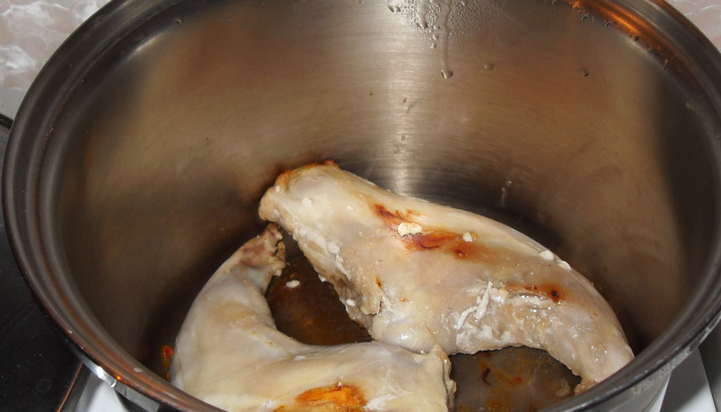 1. Этап. Кролик в чесночном соусе: Кроличьи лапки промойте и обсушите. Сбрызните их лимонным соком и посыпьте солью и перцем по вкусу. Слегка обжарьте в масле, а затем тушите в сотейнике 15-20 минут (под крышкой).