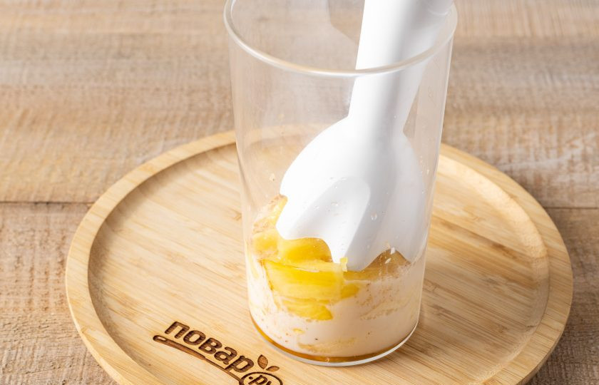 1. Этап. Ананасово-банановый смузи: Влейте растительное молоко и измельчите блендером все ингредиенты до однородной консистенции.