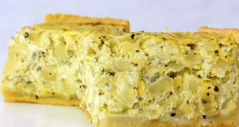 1. Этап. Пирог луковый: 5. Пирог оставьте в форме на 15 минут, после чего перенесите на доску и полностью остудите. Приятного аппетита!