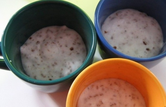 1. Этап. Десерт из яичного белка: Разлейте массу на 3 кружки. Поставьте их в микроволновку на 1-2 минуты при средней мощности.