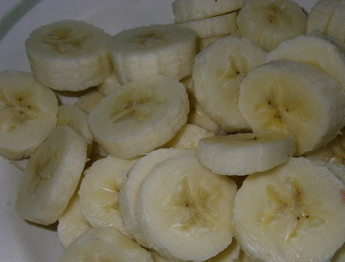 1. Этап. Творожный пирог с бананами: Бананы нарезаем кружочками, можно слегка сбрызнуть их лимонным соком.