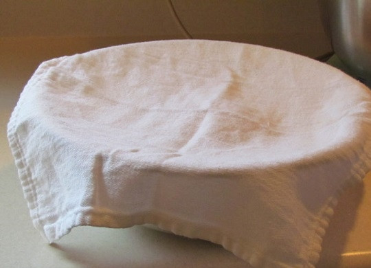 1. Этап. Тостовый хлеб: 3. Соедините опару с сухими ингредиентами, влейте растительное масло и замесите тесто. Выложите его в большую мисочку, накройте полотенцем и оставьте в тепле на часик.